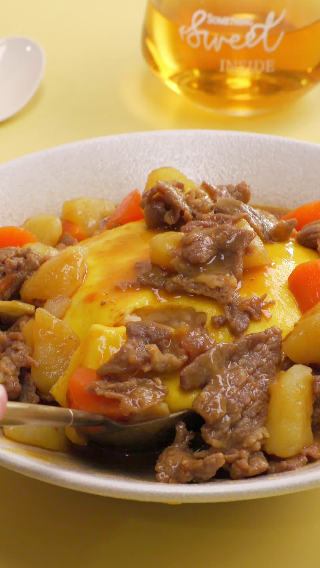 【咖喱牛肉饭】有人不喜欢吃咖喱吗～滑嫩的鸡蛋,搭配软嫩大片的牛肉,再浇上一勺浓香四溢的咖喱