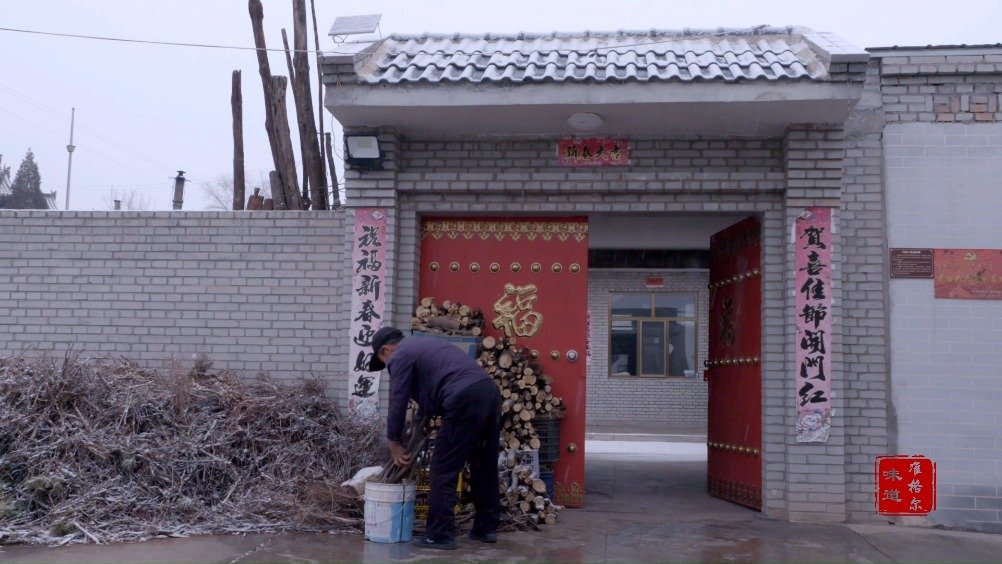 最是那一碗酸粥灶台角落那个黝黑锃亮的浆米罐灶台前那个永远都在忙忙碌碌的身影一碗金黄滑糯的酸