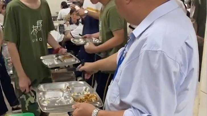 【站垃圾桶旁吃学生剩饭校长发声,身为校长想教育师生杜绝浪费】日前,湖南某中学校园食堂内拍摄