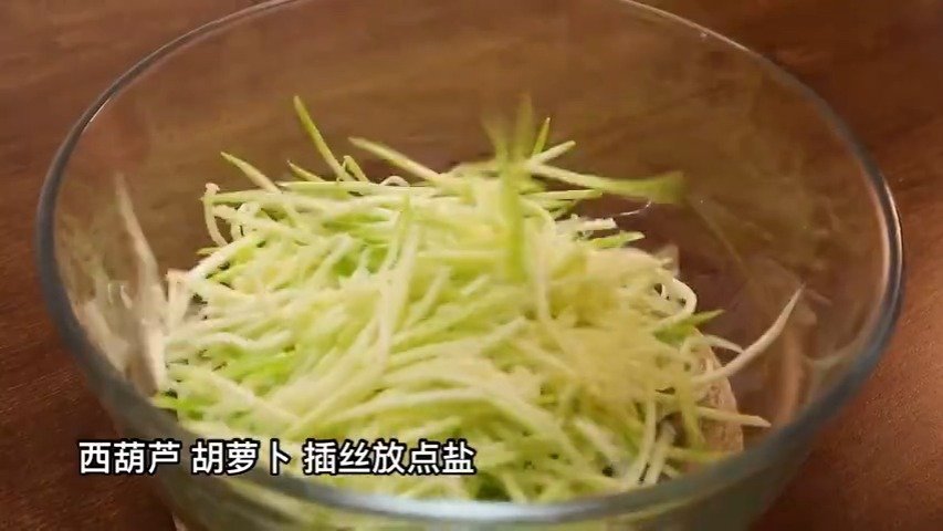 #美味辽宁等您来# 【夜间食堂】蒸素菜卷,做法简单,皮薄馅大,鲜香味美~#三美丹东欢迎您#