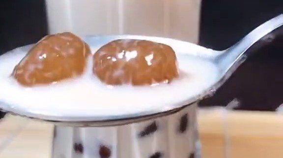 在家自己做珍珠奶茶,用红糖做的珍珠,用红茶做奶茶,这个奶茶你应该试试