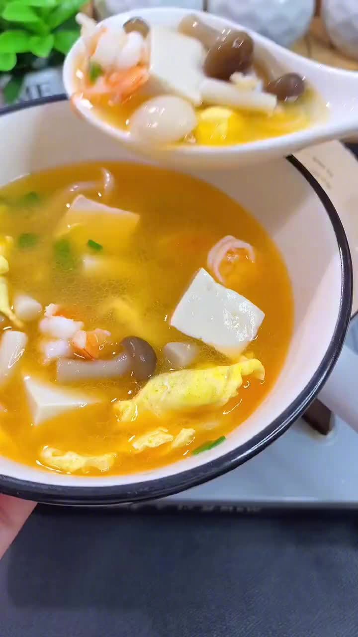#美食时间# 【菌菇鲜虾豆腐汤,做法简单,营养低卡】即鲜美又清淡,还能开胃下饭,一学就会,
