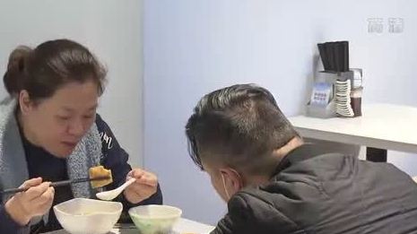 【德兴菜馆开进城隍庙 九曲桥畔享美味】许多老上海市民钟爱的老字号德兴菜馆,日前开进了城隍庙