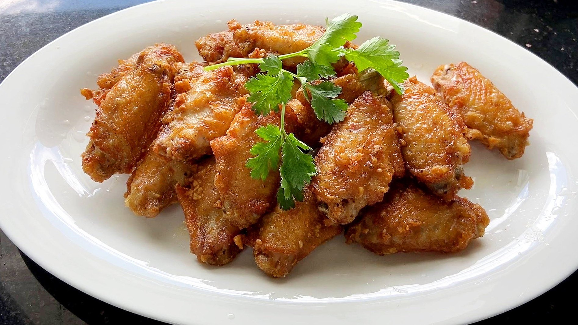 吃在成都【蒜香鸡翅 】鸡翅换个口味吃,试试这个蒜香鸡翅家常做法!外焦里嫩,看着都香~