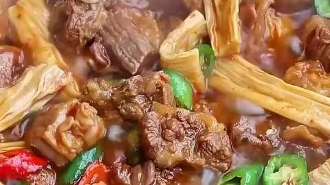 微分享腐竹烧牛肉香辣入味,好吃到爆,太下饭了,做法特别简单,美食get√