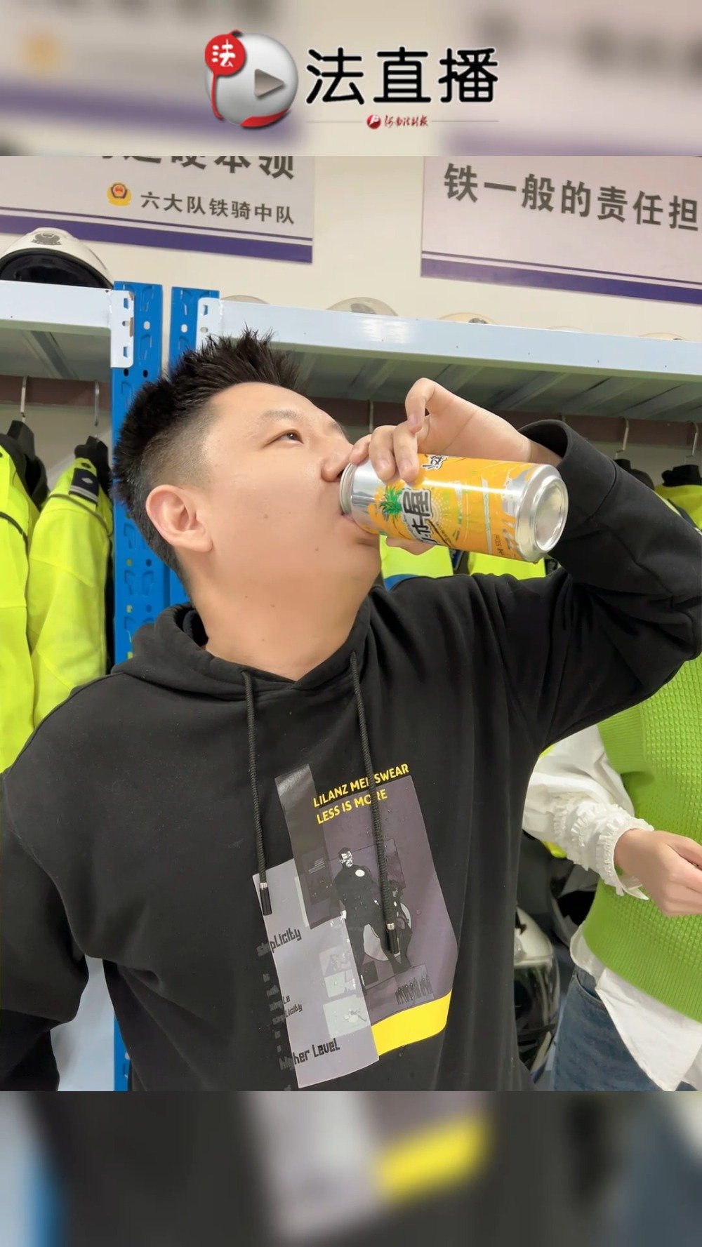 【当心!你爱吃的零食或被测出“酒驾”(中)】近日, 湖北一男子6年内4次醉驾被郑州交警查获