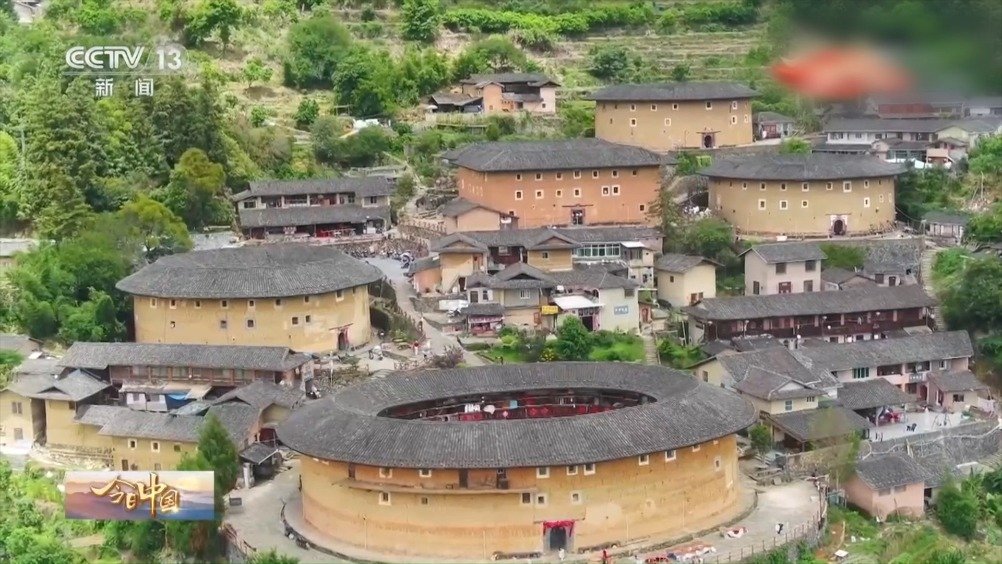 【福建南靖县,凭“土味”出道的土楼,别具特色。戳视频,带你去看看被称作“四菜一汤”的田螺坑