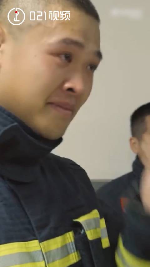 【队友都收到了祝福视频,就自己没有……正委屈中的#消防员过生日看到父母秒变小哭包#】近日,