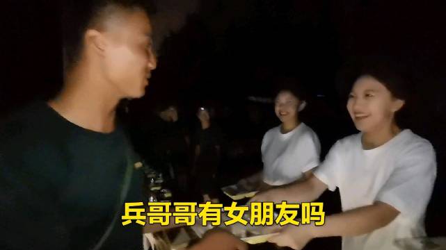 【4名美女包1000多个饺子夜晚冒雨慰问武警,现场表白:我能做你女朋友吗?】7月28日晚上