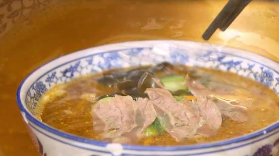 来碗麻辣牛肉面,抻面劲道,汤底浓香!via:不二日食