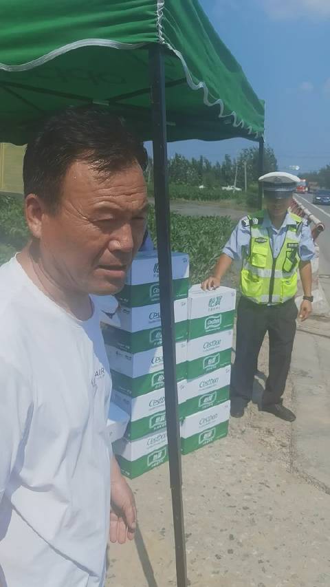 【鸡泽县湘君府集团公司到抗洪一线慰问民警】 7月24日下午三时许,鸡泽县湘君府集团公司一行