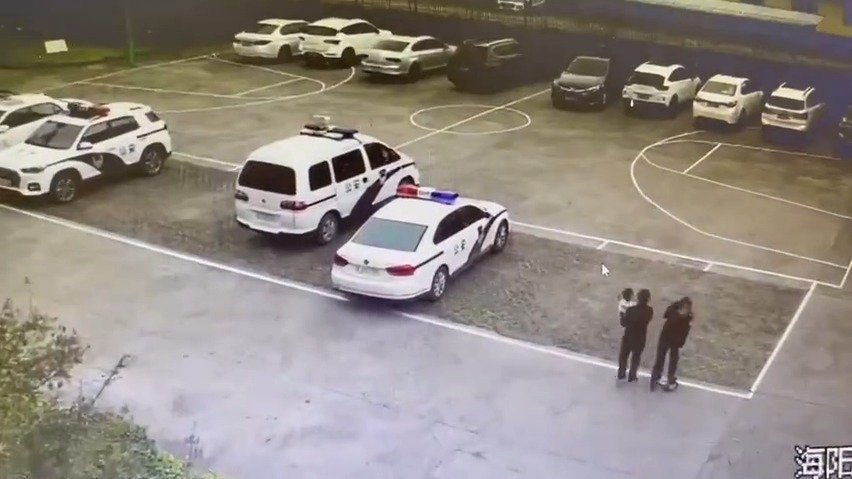 【走失女童哭泣不止民警轮番上阵哄娃[心]】10月19日下午,海阳派出所接群众报警称一女童在