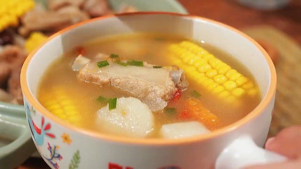 山药排骨汤做法简单,汤鲜肉嫩,营养又滋补 via:天天美食推荐