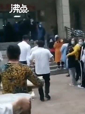 【辽宁一饭店老板给防疫工作者送羊汤:哪里困难送哪里】5月16日,辽宁营口,一饭店老板给附近
