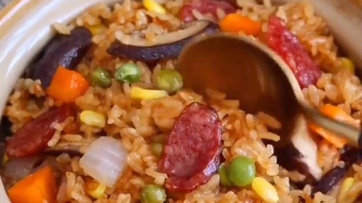 电饭煲腊肠焖饭,炒一炒,焖一焖,就能做出比煲仔饭还要好吃的焖饭!米饭喷香软糯,搭配蔬菜,营