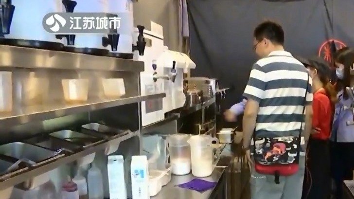 【关注!南京1点点奶茶原料保质期不明】此前,记者探访发现,南京柚见鲜茶奶茶店使用过期食材,