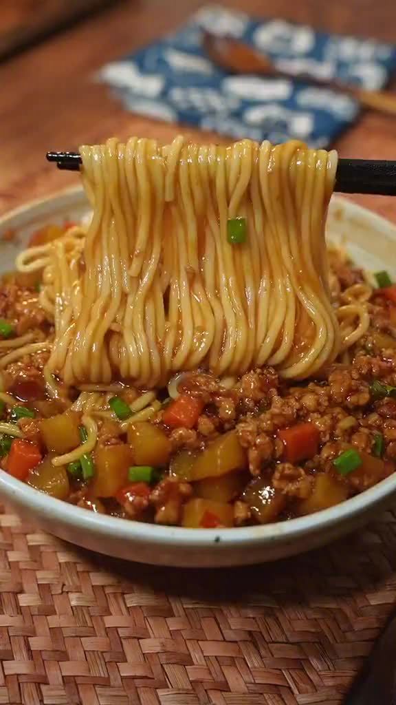 土豆肉酱面,做法简单,酱香混合着肉香,土豆软烂,拌上面条我能吃3碗~