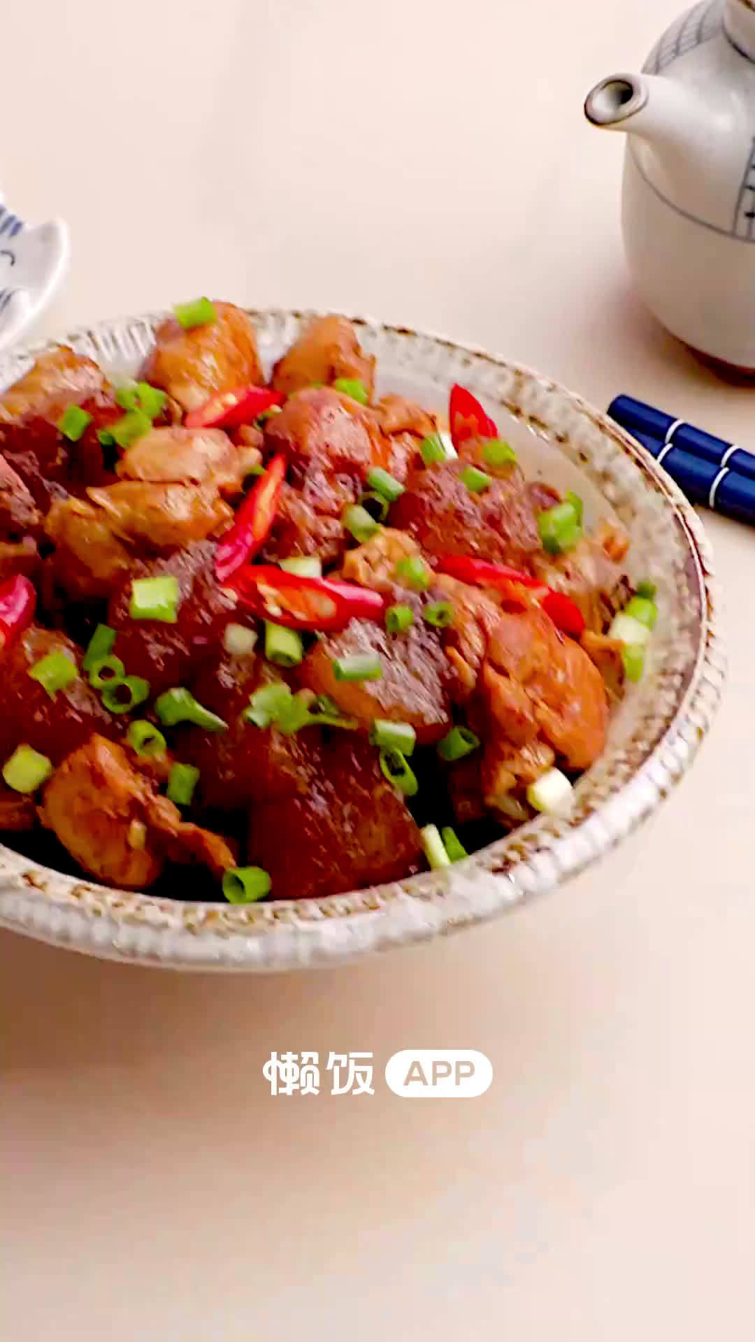 【冬瓜烧鸡】鲜鲜嫩嫩的鸡肉块配上冬瓜一起烹饪,就是一道热腾腾的家常菜啦～学会了可以做给家人