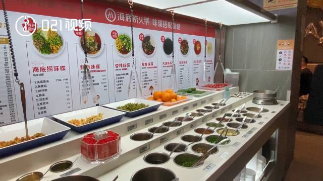【#网友称海底捞自制锅底需额外收费#,店家回应:无统一规定,各门店根据实际情况决定】近日,