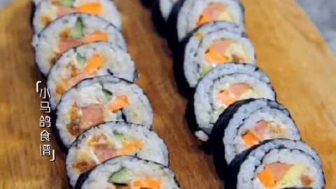 觉得八色花瓣紫菜包饭虽然好看,但做起来复杂?那就做一份日常款紫菜包饭解解馋吧~炎热的天气最