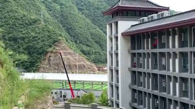 【陕西贫困县7.1亿豪华中学喷泉凉亭被拆除#中纪委介入调查贫困县豪华中学#】8月24日中午