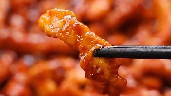 午饭时间到!今天推荐酸甜开胃的糖醋鸡胸肉条,口感比糖醋里脊更好吃,裹满酱汁的鸡胸肉酸甜可口
