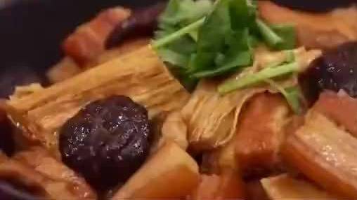 #美食# 【腐竹烧肉】吸满汤汁的腐竹,炖烂的五花肉,别提多下饭了,美食get√ 