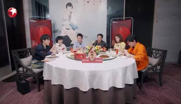 刘雨昕好细心啊,默默的在本子上记录打卡的每一样食物,真不错????。 用心记录生活,记录点点滴滴