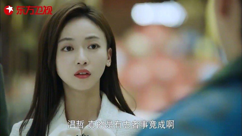 #电视剧正青春# 章小鱼在商场挑选婴儿衣服,巧遇温哲,两人有说有笑地逛商场。这一幕被但丁看