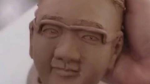 今日份的快乐已上线!张绍刚泥人头像不小心掉地上摔成表情包,一旁的@华少 魔性的笑声太真实了