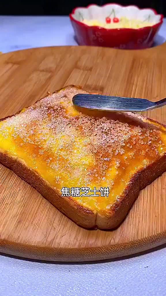 焦糖芝士饼的做法 吐司+炼乳+芝士+蛋液+白糖。相信我。这个绝对好吃~ 