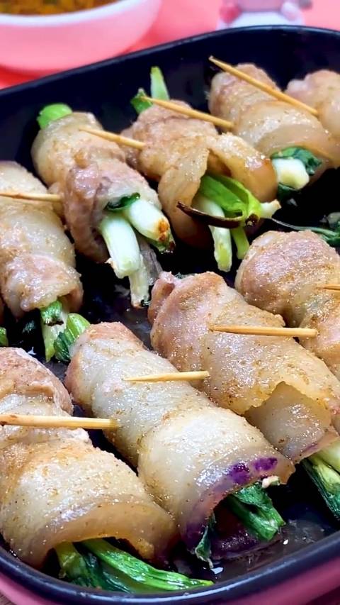 8月飞鲜葱香猪肉卷做法