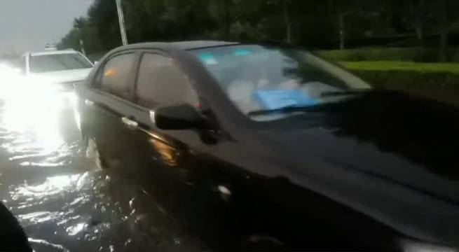 【暴雨已至[下雨]⚡,出门注意安全】7月18日下午,河南安阳出现暴雨天气,城市道路成河,汽