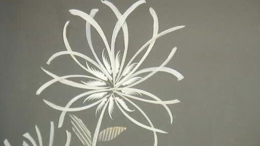 【88岁奶奶用鱼骨创100幅工艺画:鱼刺拼出菊花瓣,栩栩如生】浙江杭州。88岁高奶奶用鱼骨