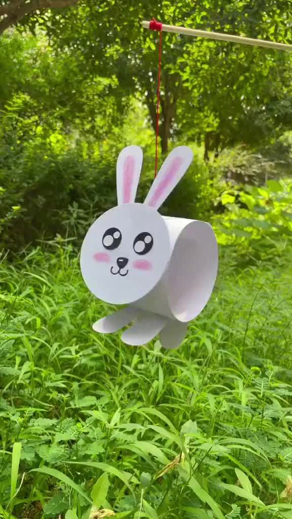中秋节快到了,和小朋友一起做可爱的小兔子灯笼吧,做法和材料都非常简单哦～ 