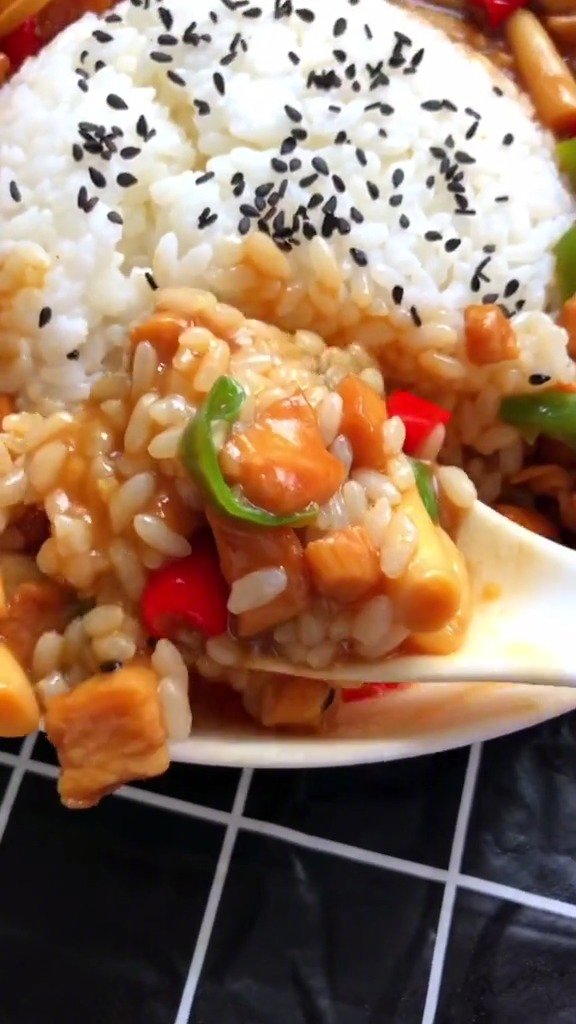 &nbsp;开饭啦! 简单又美味的,黑椒菌菇鸡丁盖浇饭来了,好好次,先收藏~ via (m)