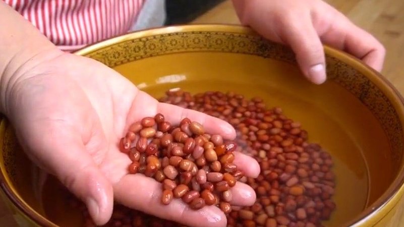【红豆糯米糕】煎过之后,表皮口感焦香,里面软糯香甜,还有粒粒红豆香,最适合一家人窝在一起看