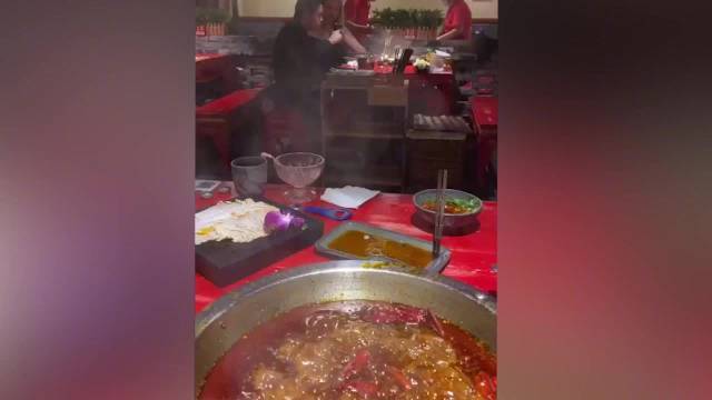 【杭州一谭鸭血老火锅店酒水过期仍售卖?门店回应:顾客涉诽谤】9月15日,浙江杭州,谭鸭血老