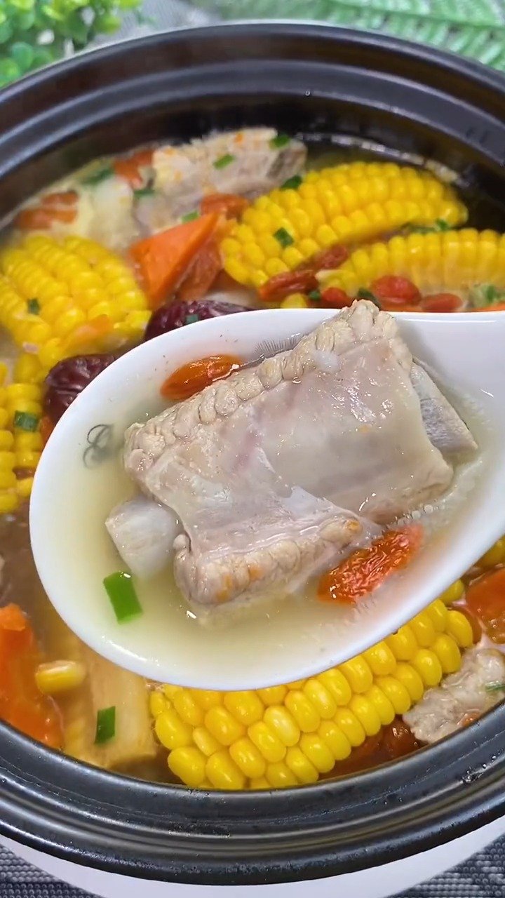 #美食推荐#【玉米排骨汤】营养又健康,下雨天的晚餐喝上一口香喷喷、热腾腾的排骨汤简直不要太