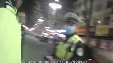 不退疫情中的逆行者 酒驾+无证,已经够可怕,还闯红灯,2020年3月11日晚,集多种违法行