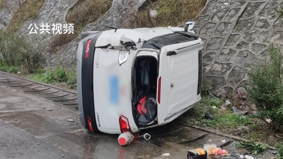 #温州# 【一个事故告诉你 后排要不要系好安全带!】#平安春运交警同行# 2月7日,在G1