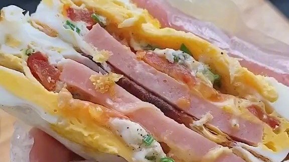 你最爱的地摊早餐周末了,也别忘了吃早餐哦~[馋嘴]不知道吃什么的,教你蒜泥鸡蛋汉堡做法,大