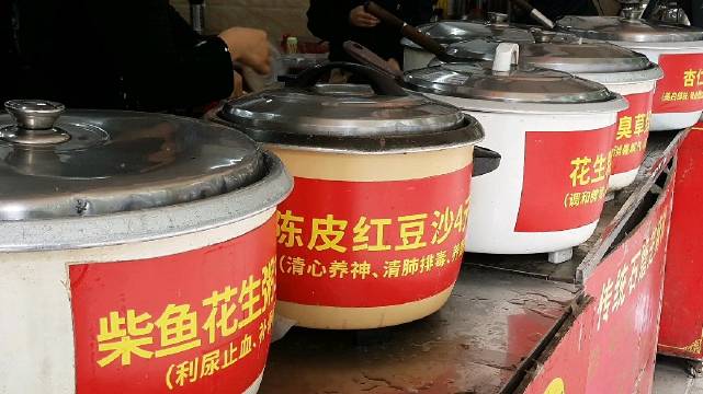 广州街头甜品,芝麻糊称王,绿豆沙屈居老二。广东的甜品是一个大体系,品种非常多。一般要到甜品