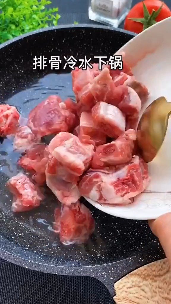 【玉米莲藕排骨汤做法】这样做出来的排骨汤清甜可口,搭配营养丰富,做法一看就会