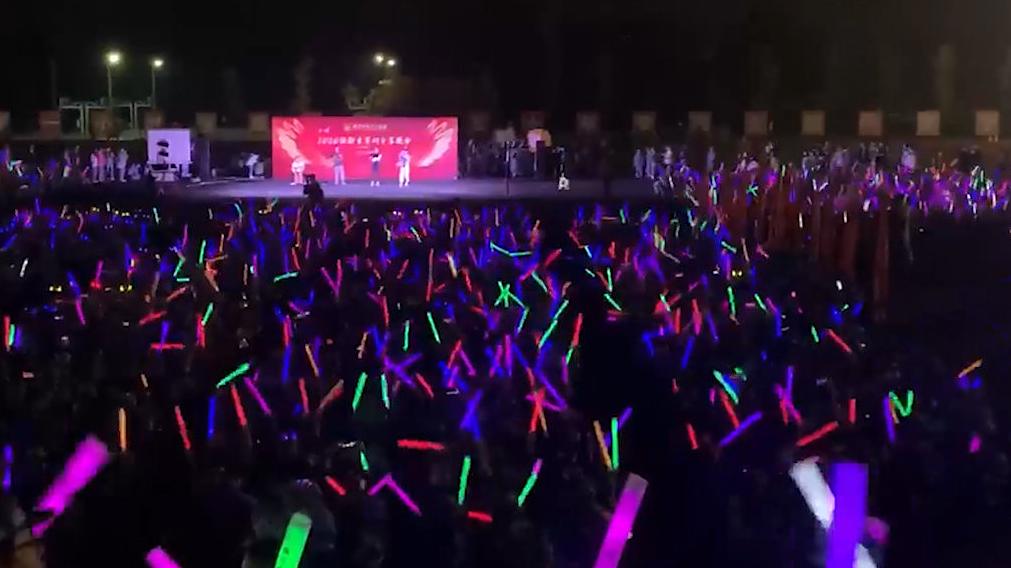 【军训逢新生过生日3000人齐唱生日歌 学校献上蛋糕鲜花如同演唱会】9月23日,陕西西安一