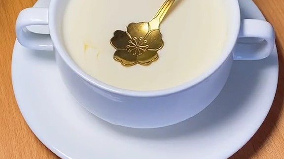 秋天第一杯奶茶喝什么呢,当然是自己做一杯姜撞奶咯。很多人把姜撞奶做成姜汁牛奶,今天跟大家分