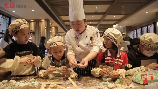 “老字号”豫园南翔馒头店来了“小当家”,这场120岁庆生宴有点萌!戴上厨师帽,围上小围裙,