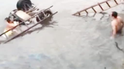 【武汉一副区长自驾游坠河身亡,官方通报:7人分乘两车,3人身亡[话筒]】安徽天堂寨轿车坠河