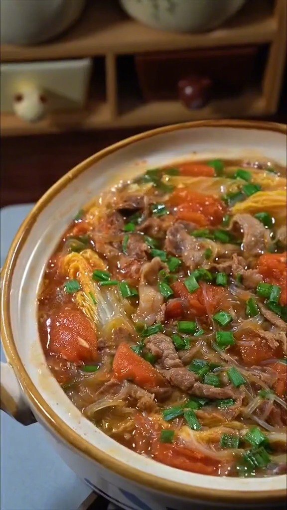 #今日美食# 天冷了,一起学做番茄白菜肥牛粉丝煲吧,做法简单,汤酸味美,下饭超赞!