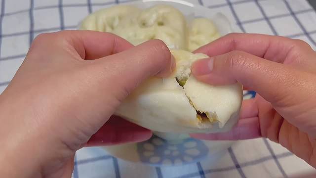 #美食时间# 最近听说排骨包子挺火的,今天就教大家做排骨包子,香而不腻,好吃到哭,干饭人给